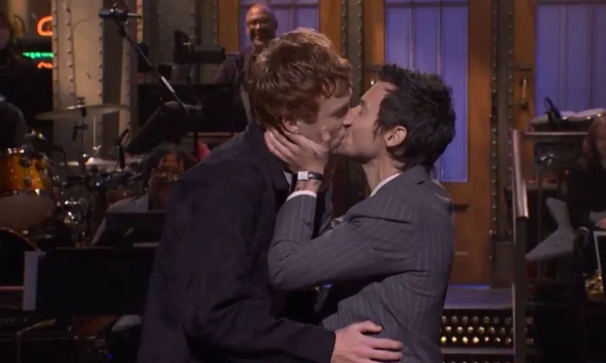 Harry Styles responde a críticas por 'queerbaiting' con beso