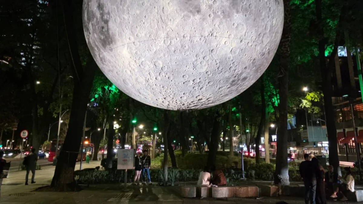 En Paseo de la Reforma comenzó la exposición ‘Solo la luz, Primavera’, una Luna Gigante y aquí te damos los detalles al respecto.