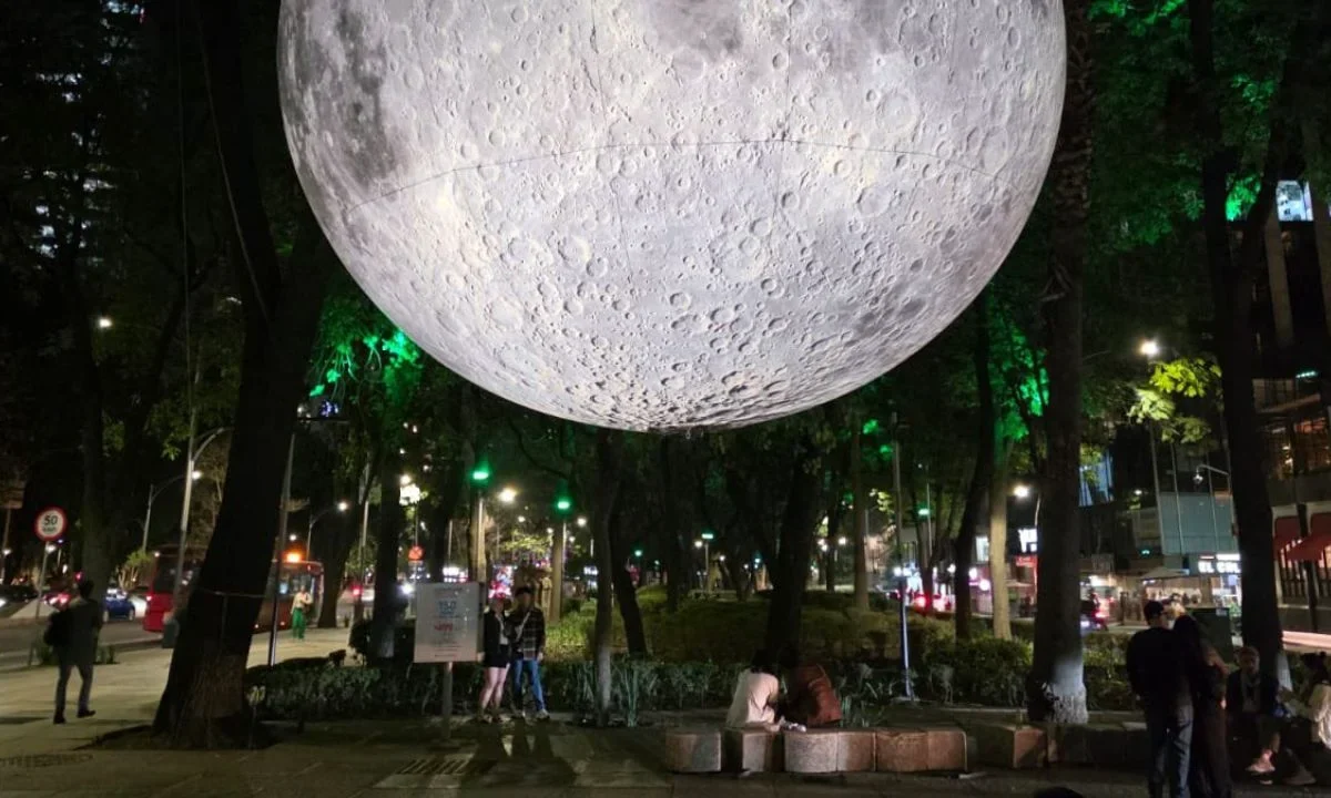 En Paseo de la Reforma comenzó la exposición ‘Solo la luz, Primavera’, una Luna Gigante y aquí te damos los detalles al respecto.