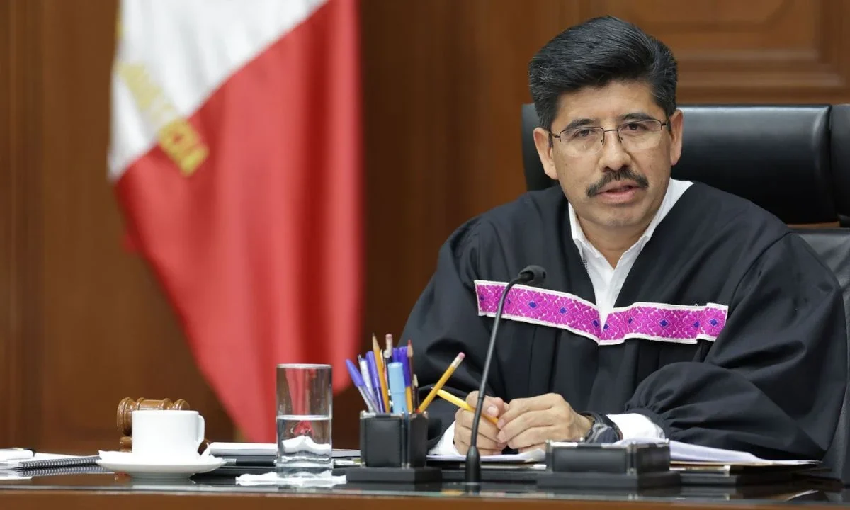 Hugo Aguilar arribó a Palacio Nacional para instalar la Comisión Especial de la Ley contra el feminicidio. No dio declaraciones a la prensa.