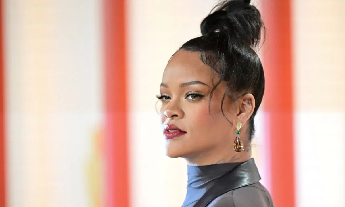 Las autoridades detuvieron e identificaron a la sospechosa de balear la casa de Rihanna, en donde la cantante y sus hijos estaban dentro.