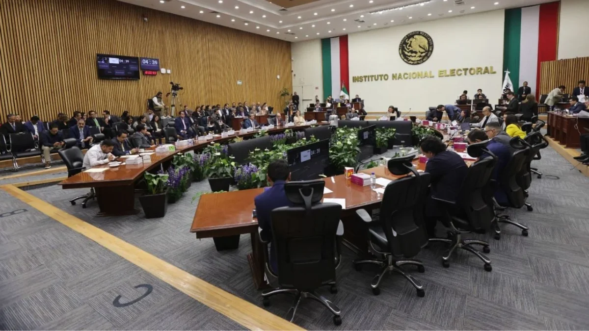 INE aprobó la remoción del presidente del instituto electoral de BCS, Alejandro Palacios, por 'dobletear' como consejero y académico.