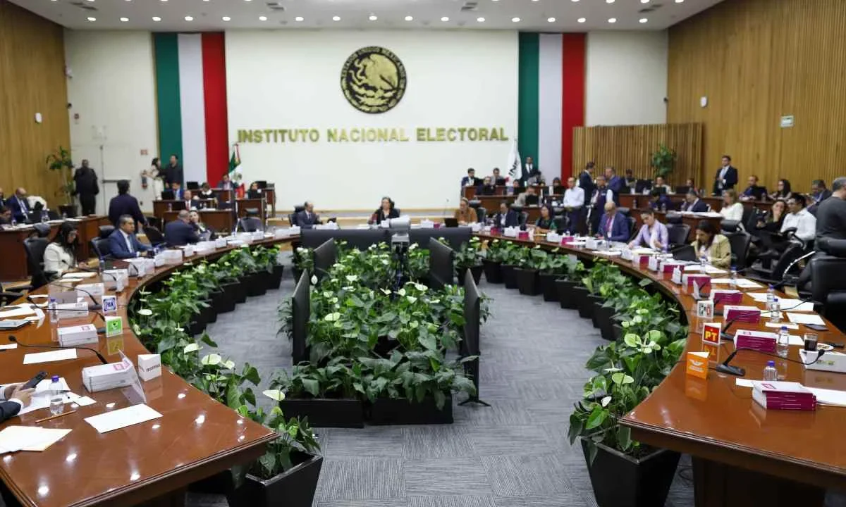 El Consejo General del INE impone multas por 10.5 mdp derivado de afiliaciones indebidas.