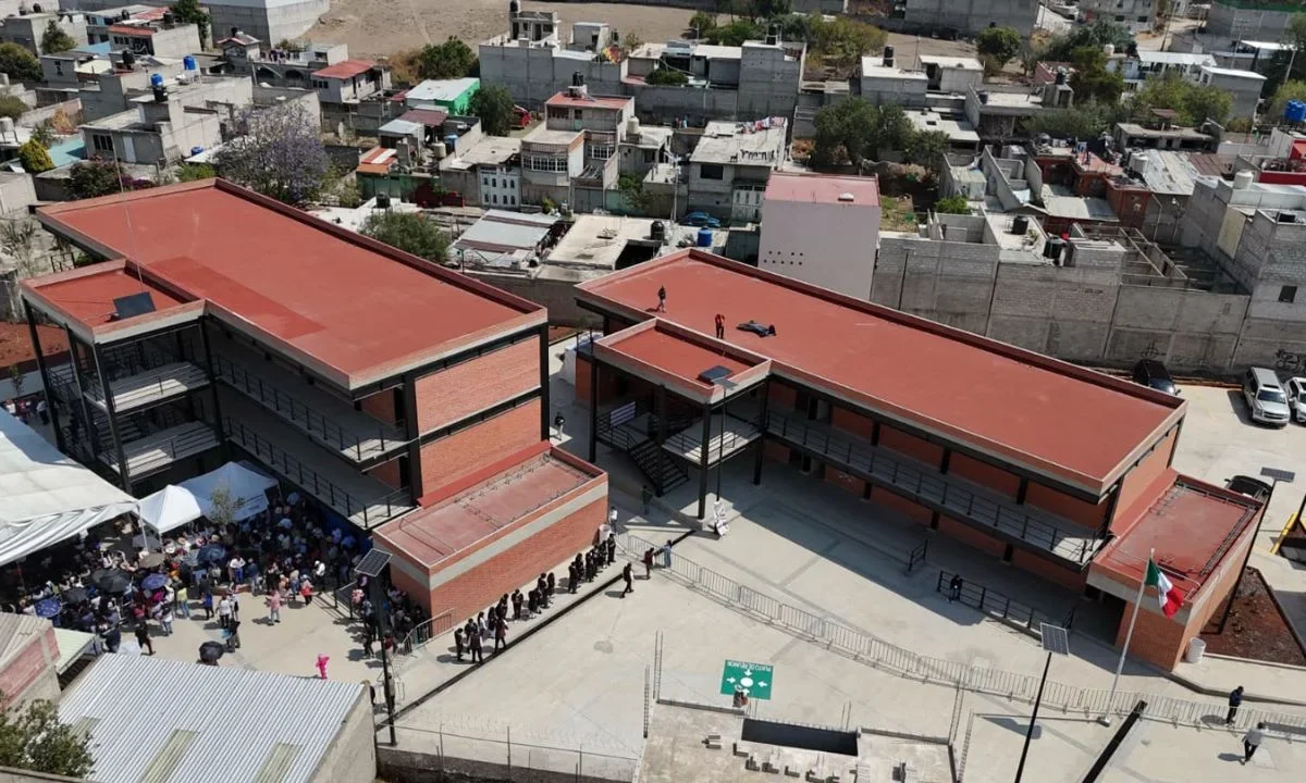 En Chimalhuacán e Ixtapaluca, en el Edomex, cada plantel de bachillerato tuvo inversión de 50 mdp en construcción y 17 mdp en equipamiento.