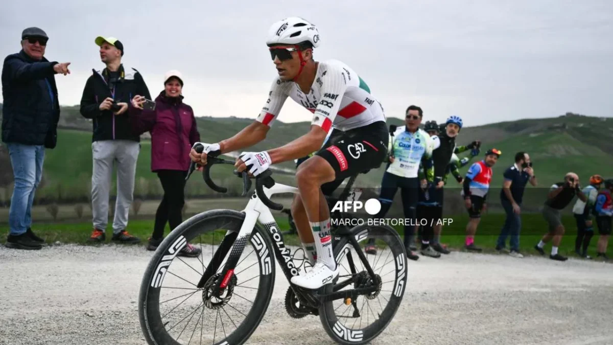 El mexicano Isaac del Toro ganó la sexta etapa de la Tirreno-Adriático y roza la victoria final.