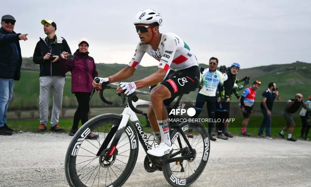 El mexicano Isaac del Toro ganó la sexta etapa de la Tirreno-Adriático y roza la victoria final.