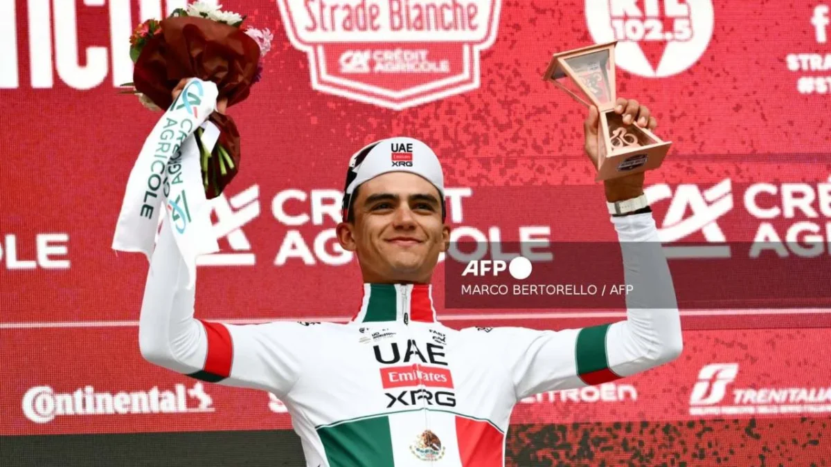 El ciclista mexicano, Isaac del Toro, logró un histórico 3er lugar en Strade Bianche.