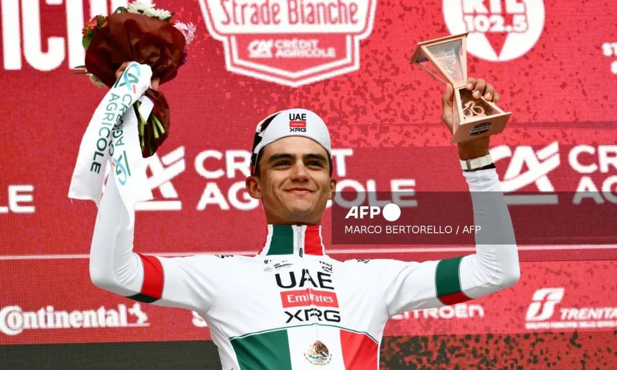El ciclista mexicano, Isaac del Toro, logró un histórico 3er lugar en Strade Bianche.