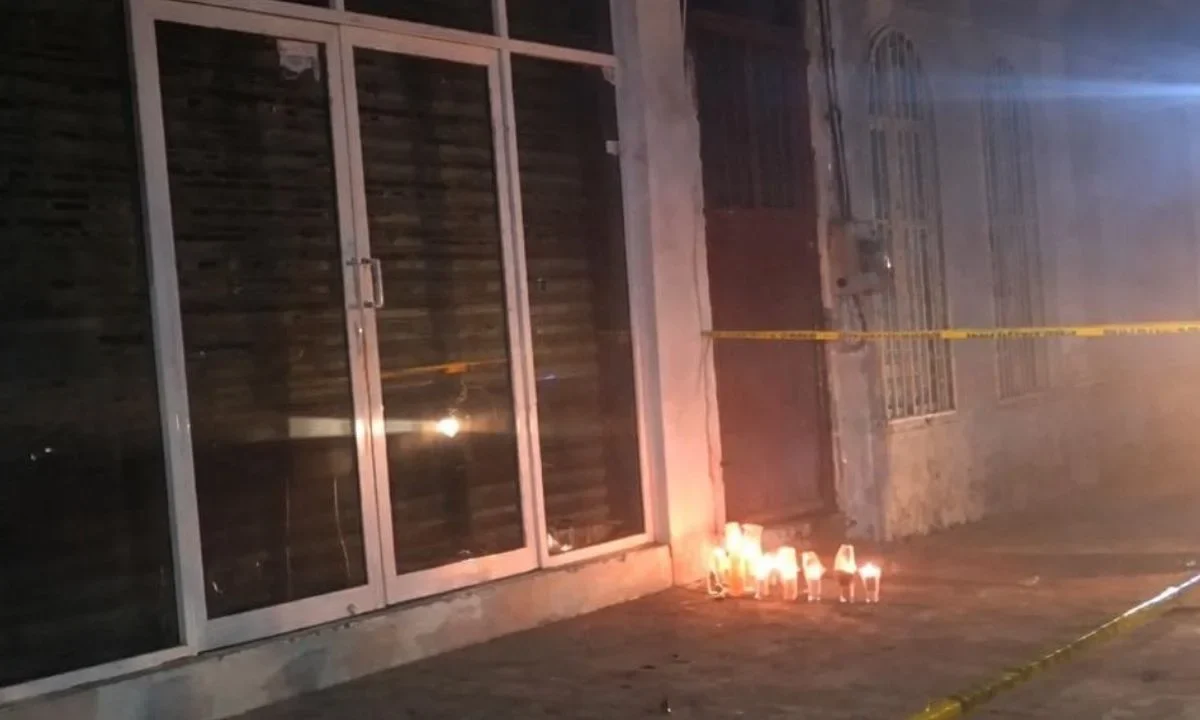 Autoridades de Michoacán investigan el entorno digital y familiar del adolescente que atacó a dos profesoras en una preparatoria de Lázaro Cárdenas, tras presuntos vínculos con grupos misóginos.
