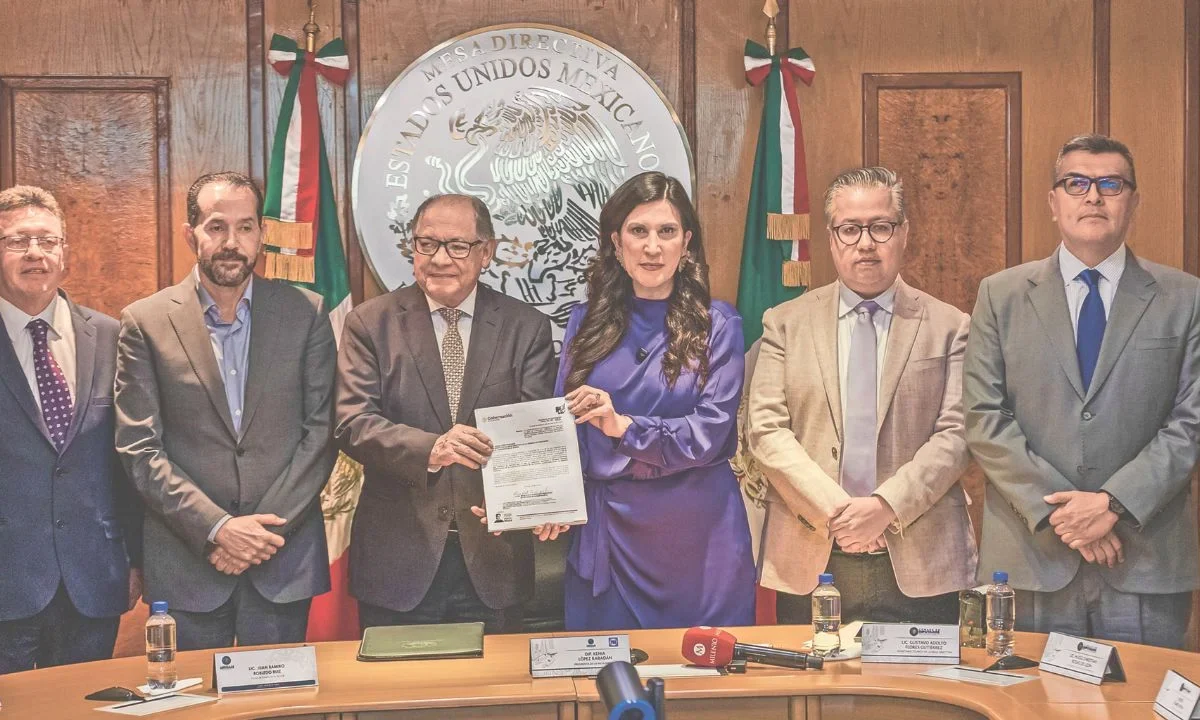 La presidenta Claudia Sheinbaum envió al Congreso una iniciativa de reforma electoral que mantiene intacta la estructura del Instituto Nacional Electoral, aunque posibles ajustes podrían discutirse en leyes secundarias.
