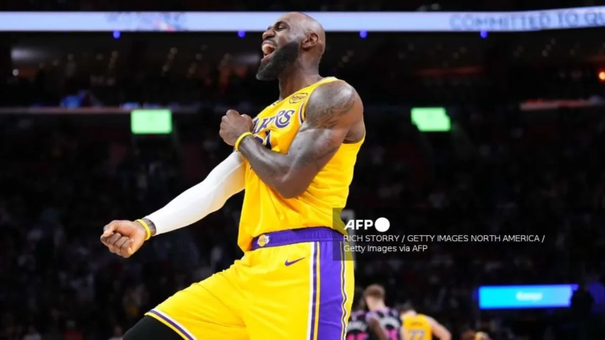 El basquetbolista LeBron James iguala récord como el jugador con más partidos en la NBA.