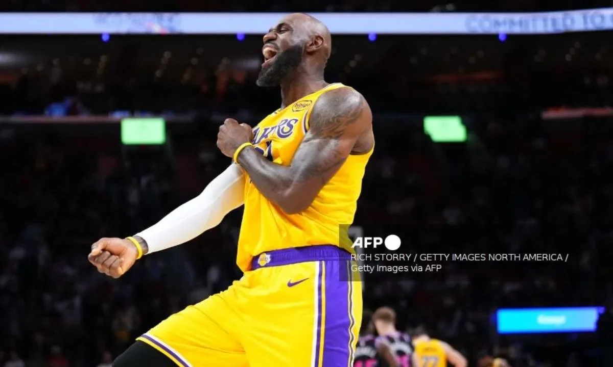 El basquetbolista LeBron James iguala récord como el jugador con más partidos en la NBA.