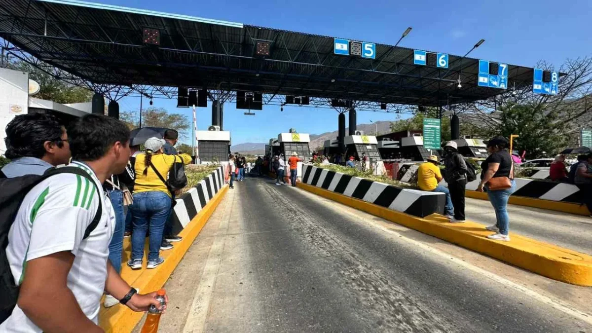 Liberan casetas de peaje durante tercer día de paro nacional del magisterio en Chiapas.