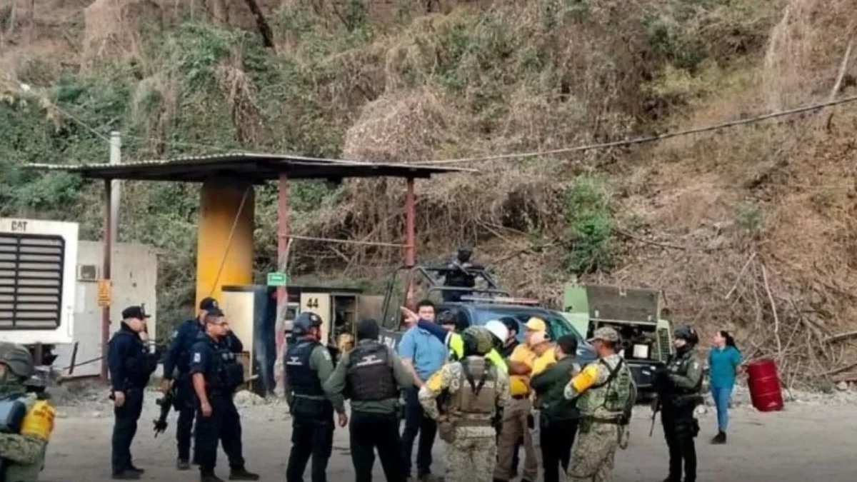 Rescatistas ubicaron con vida a los cuatro mineros atrapados en una mina ubicada en El Rosario, Sinaloa y les suministraron oxígeno y agua.