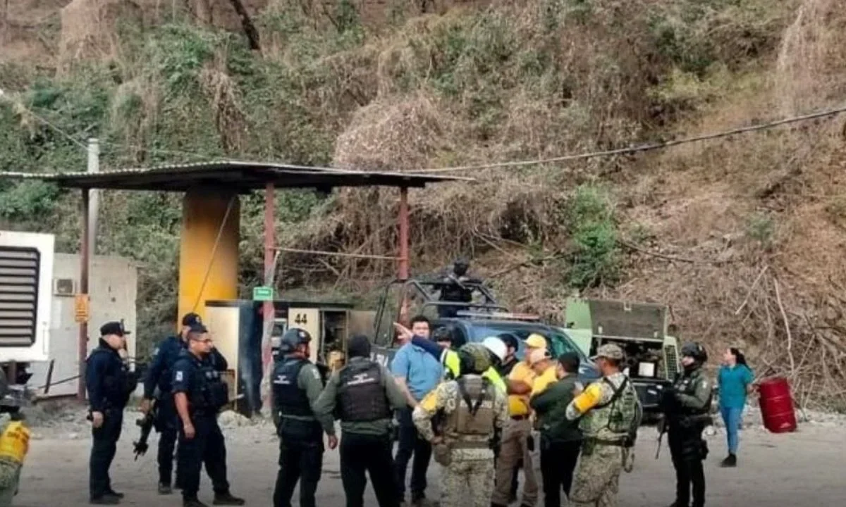 Rescatistas ubicaron con vida a los cuatro mineros atrapados en una mina ubicada en El Rosario, Sinaloa y les suministraron oxígeno y agua.