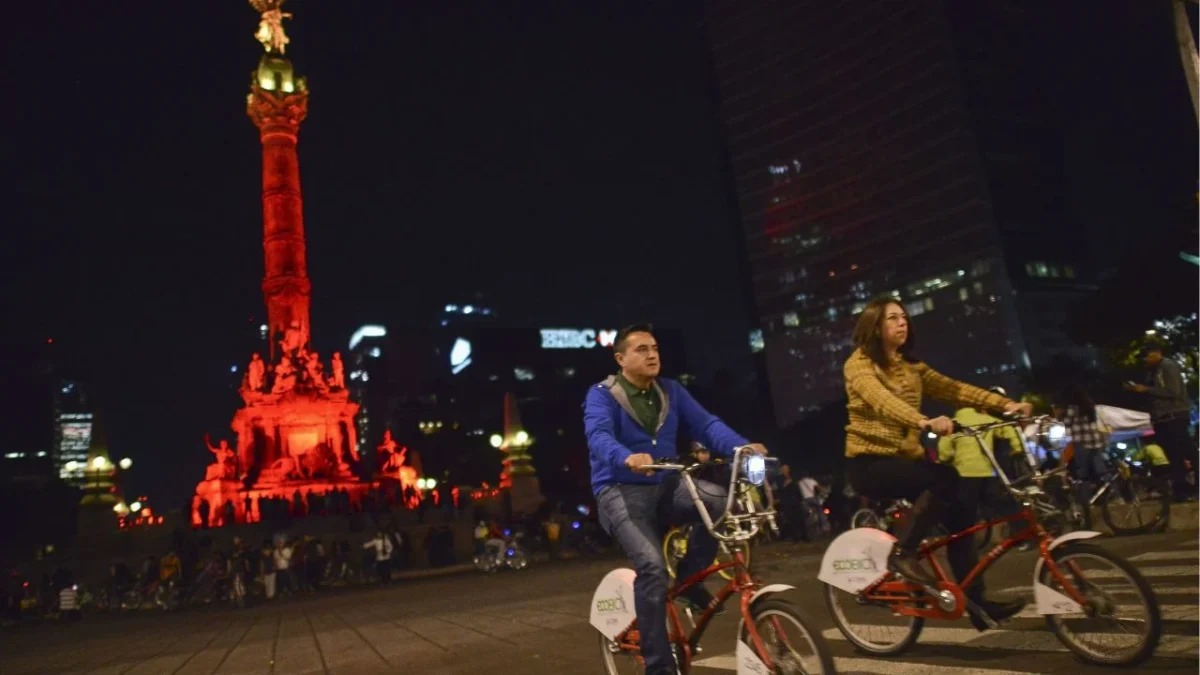 Ciclistas disfrutan del Paseo Nocturno Primavera 2026 en la CDMX, recorriendo avenidas icónicas como Reforma y Chapultepec bajo un ambiente festivo.