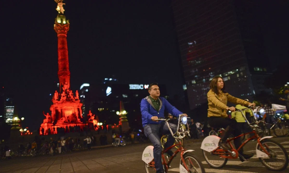 Ciclistas disfrutan del Paseo Nocturno Primavera 2026 en la CDMX, recorriendo avenidas icónicas como Reforma y Chapultepec bajo un ambiente festivo.