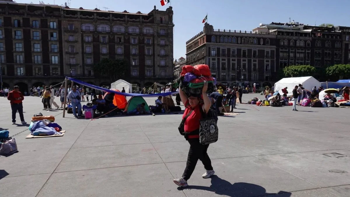 Luego de una reunión general en el Zócalo, los integrantes de la CNTE comenzaron a levantar el plantón que mantenían desde el miércoles.