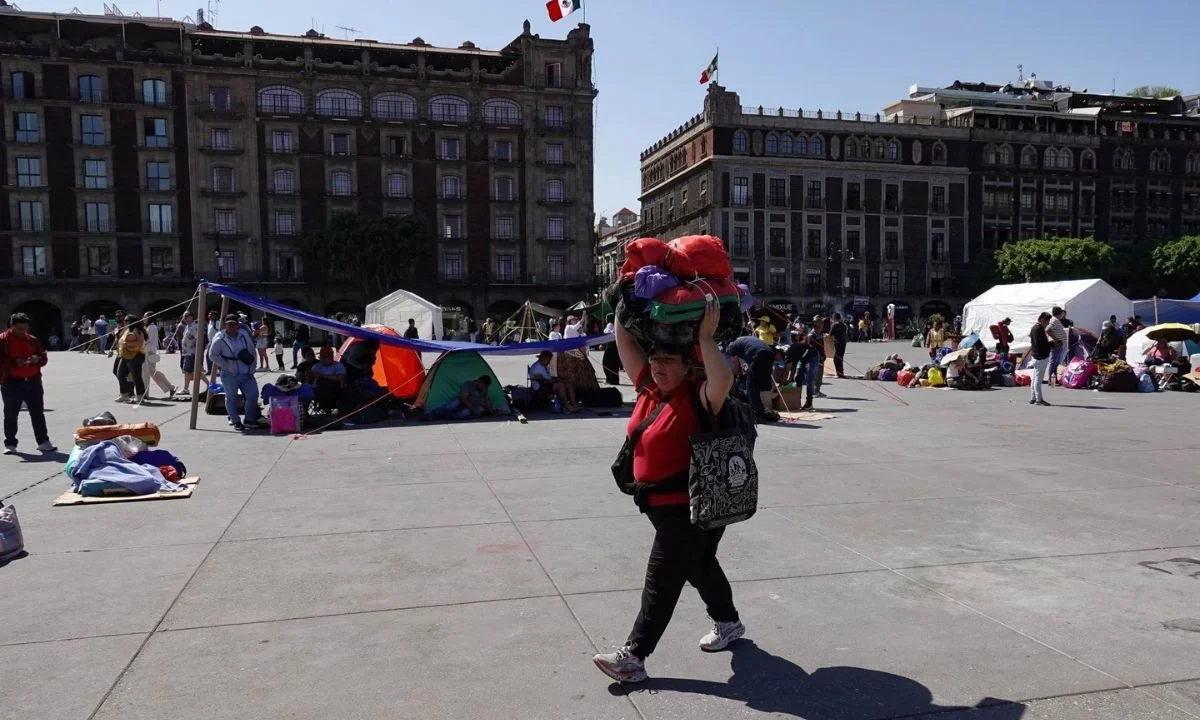 Luego de una reunión general en el Zócalo, los integrantes de la CNTE comenzaron a levantar el plantón que mantenían desde el miércoles.