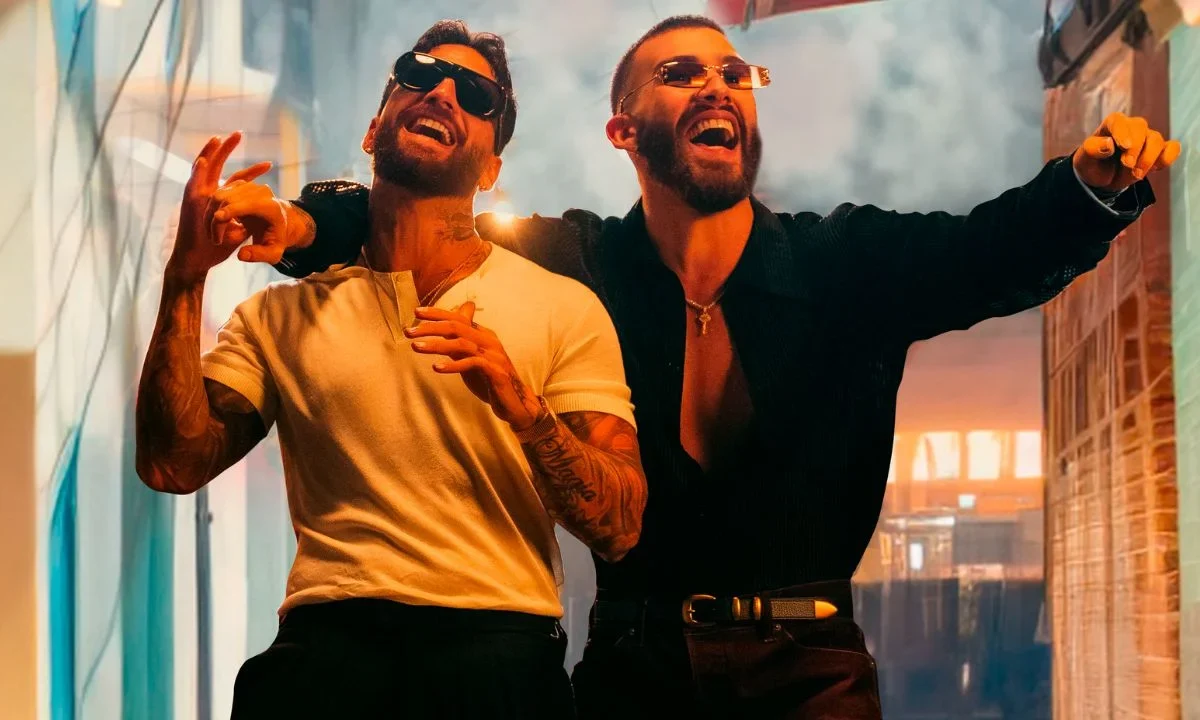 Manuel Turizo y Maluma unen su talento para el tema Apambichao, que lo han definido como un homenaje a su tierra natal, Colombia.