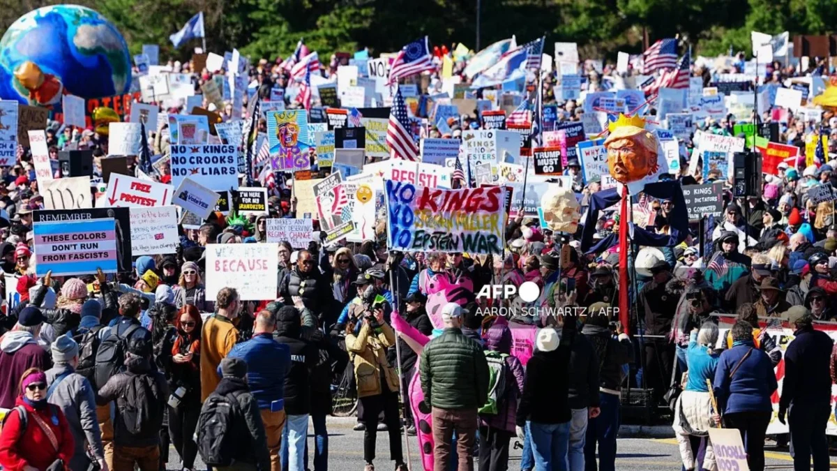 Manifestantes marchan a través del Puente Memorial desde Arlington, Virginia, hacia Washington, DC, durante la jornada nacional de protesta "No a los Reyes" el 28 de marzo de 2026.