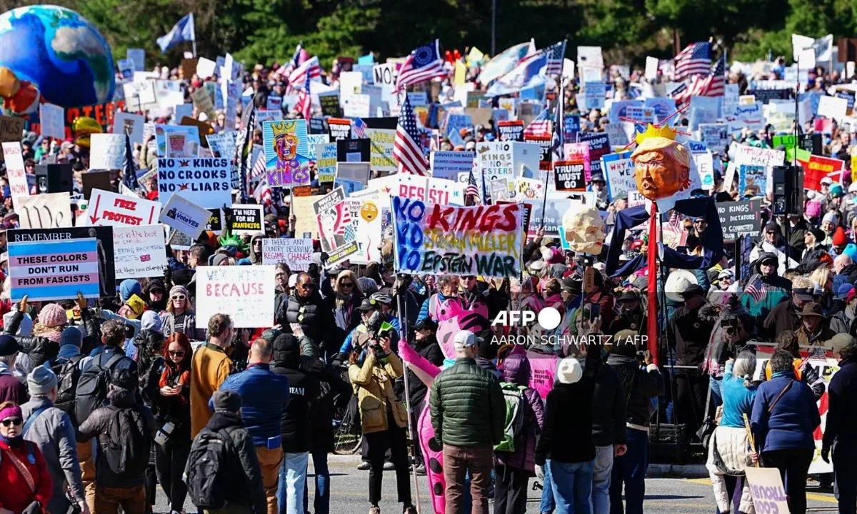 Manifestantes marchan a través del Puente Memorial desde Arlington, Virginia, hacia Washington, DC, durante la jornada nacional de protesta "No a los Reyes" el 28 de marzo de 2026.