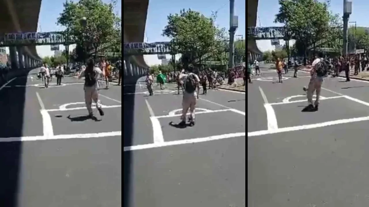 Manifestantes jugaron una 'reta' en carriles centrales de Periférico, como forma de protesta contra el Mundial.