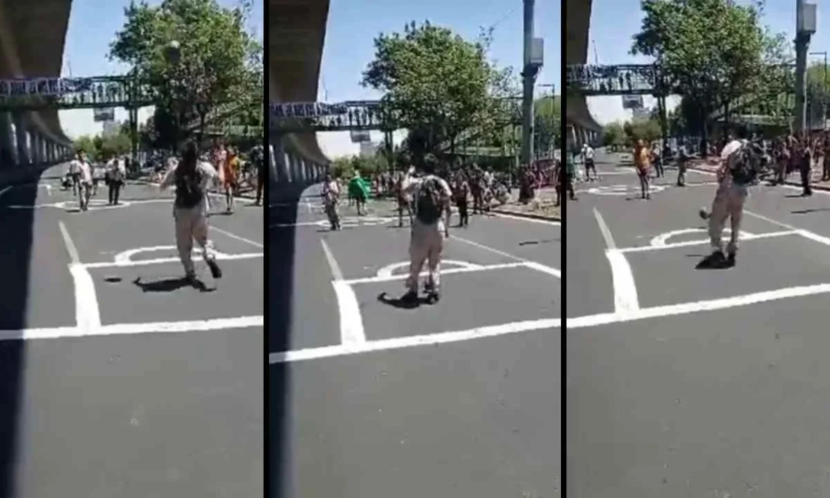 Manifestantes jugaron una 'reta' en carriles centrales de Periférico, como forma de protesta contra el Mundial.