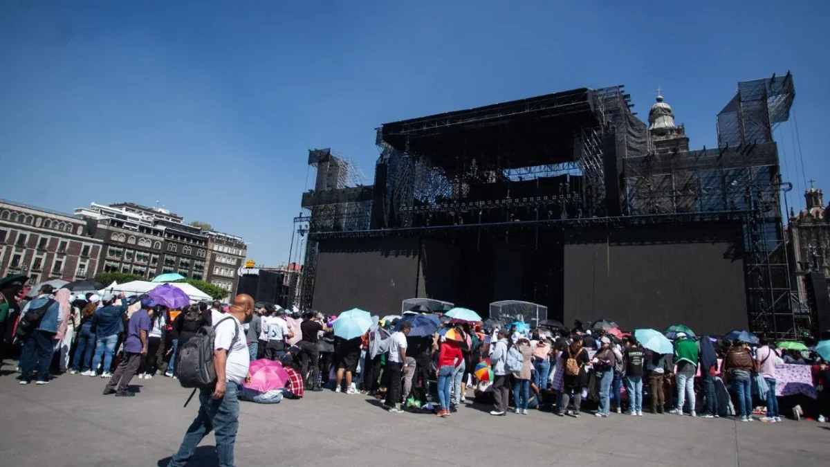 Más de 4 mil fans arriban al Zócalo de CDMX para concierto de Shakira, van por récord