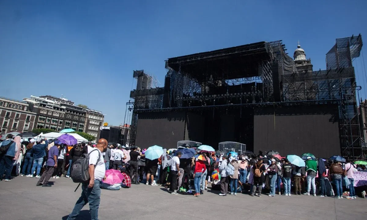 Más de 4 mil fans arriban al Zócalo de CDMX para concierto de Shakira, van por récord