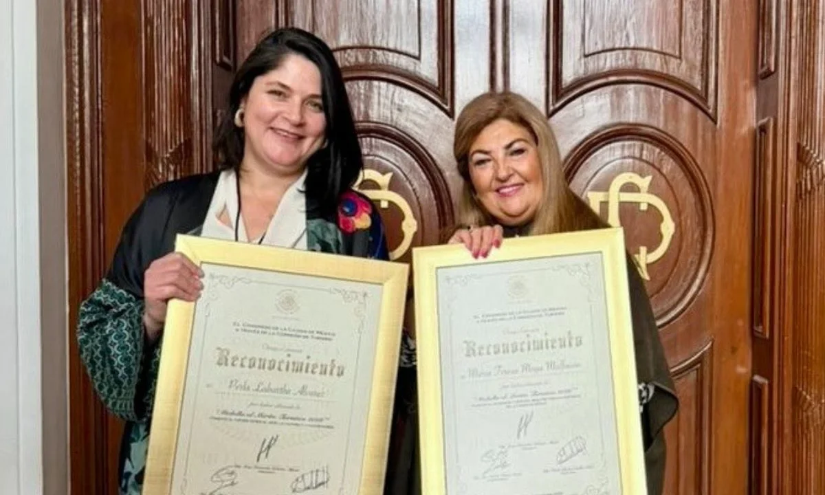 Las directoras de los museos Frida Kahlo (Casa Azul) y Diego Rivera Anahuacalli, recibieron la Medalla al Mérito Turístico.