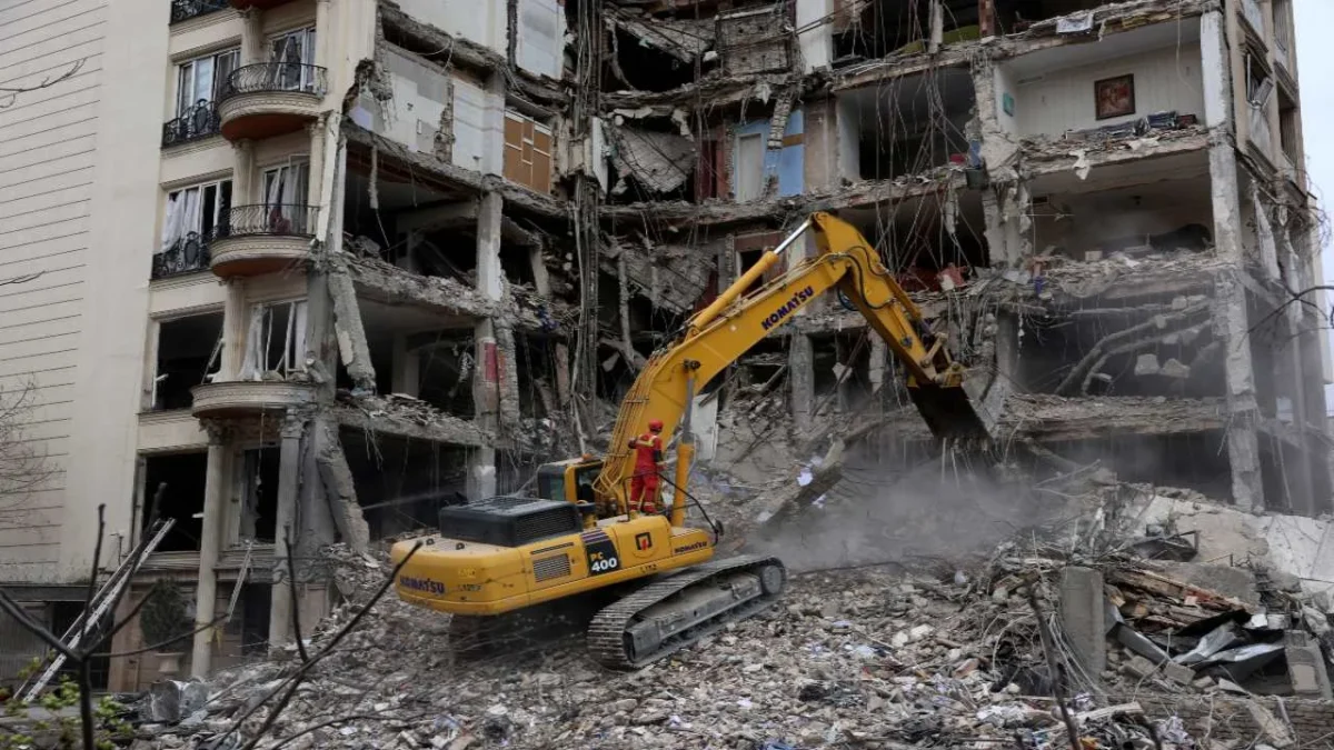 Bomberos de Irán retiran escombros de un edificio residencial destruido tras explosiones registradas en el norte de Teherán, en la cuarta semana de la guerra con EU e Israel.