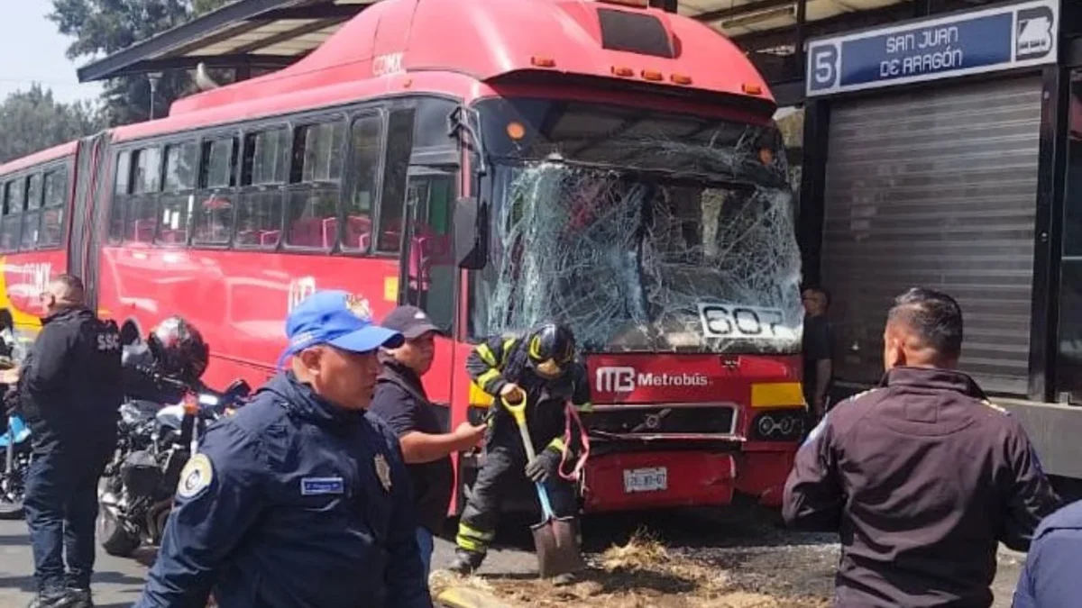 El Metrobús indicó que el choque ocurrió debido a una inadecuada distancia de aproximación entre las dos unidades involucradas.