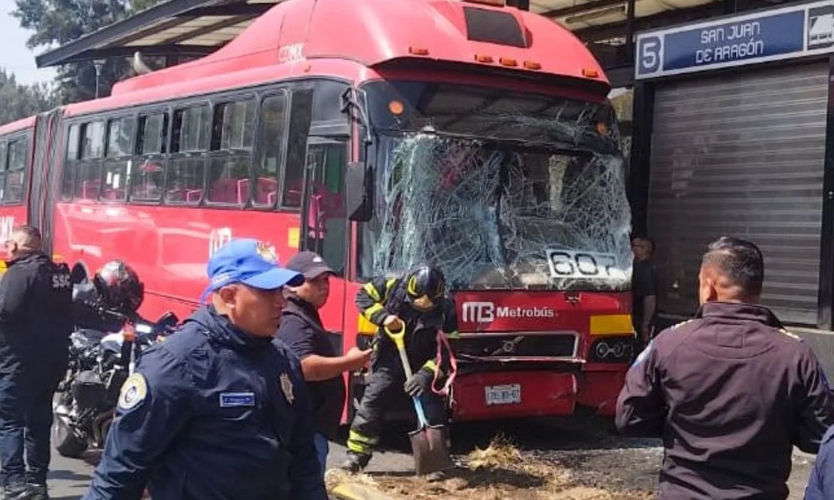 El Metrobús indicó que el choque ocurrió debido a una inadecuada distancia de aproximación entre las dos unidades involucradas.