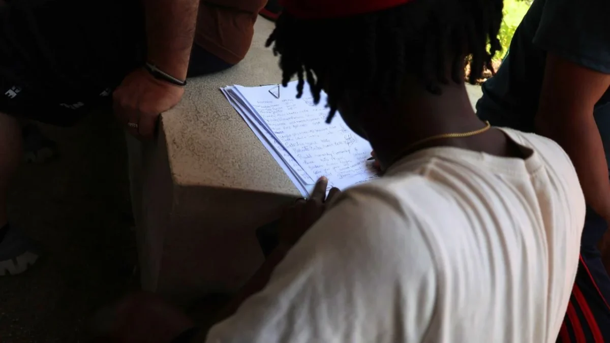 Migrantes cubanos deportados de EU a México quedaron varados en Tapachula, Chiapas, sin que logren avanzar en su proceso migratorio.