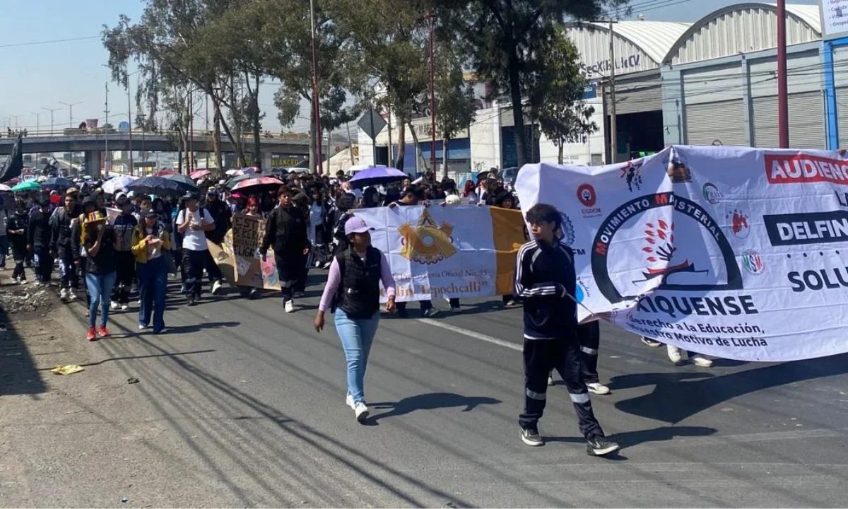 Más de dos mil estudiantes de nivel medio superior bloquean la carretera federal México Texcoco, a la altura del kilómetro 27.