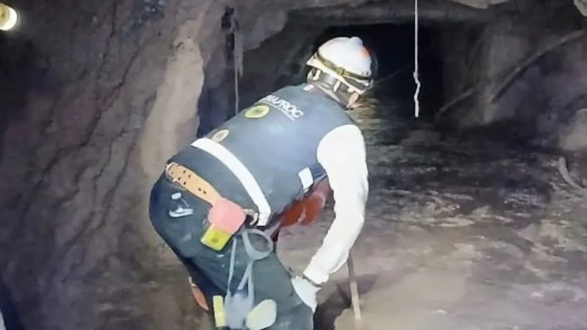 Tras más de 100 hoars de trabajo ininterrumpido se logró el rescate de uno de los cuatro mineros que quedó atrapado en Santa Fe, Sinaloa.