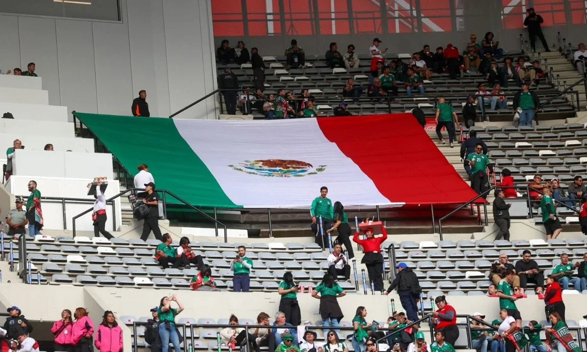 Un aficionado en estado de ebriedad murió dentro del Estadio Banorte tras intentar saltar del segundo al primer nivel de la zona de palcos.