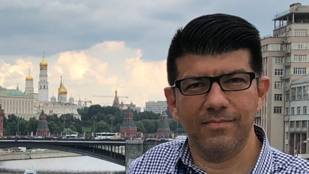 Axel Solís, periodista deportivo de TUDN, falleció a los 56 años, dejando un importante legado en los medios deportivos de México.
