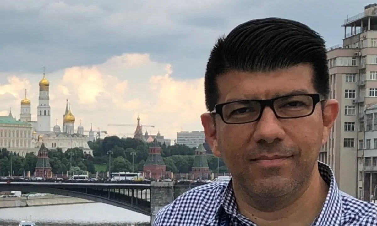 Axel Solís, periodista deportivo de TUDN, falleció a los 56 años, dejando un importante legado en los medios deportivos de México.