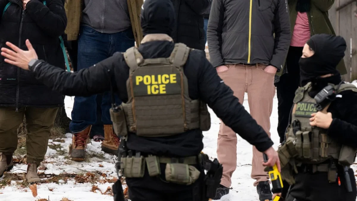 Agente de ICE durante una redada. Un mexicano murió mientras se encontraba bajo custodia de ICE en el Centro de Procesamiento en Adelanto, California, informó la Secretaría de Relaciones Exteriores (SRE).