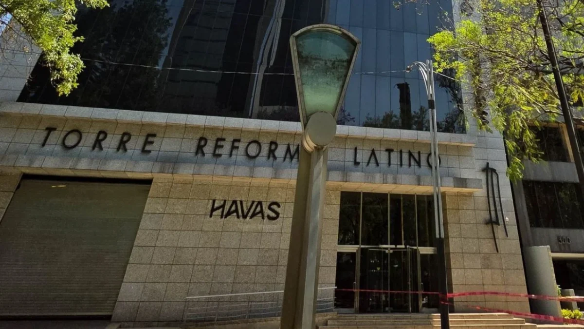 Una mujer murió al caer desde un balcón de la Torre Reforma Latino, autoridades indican que presuntamente se lanzó.