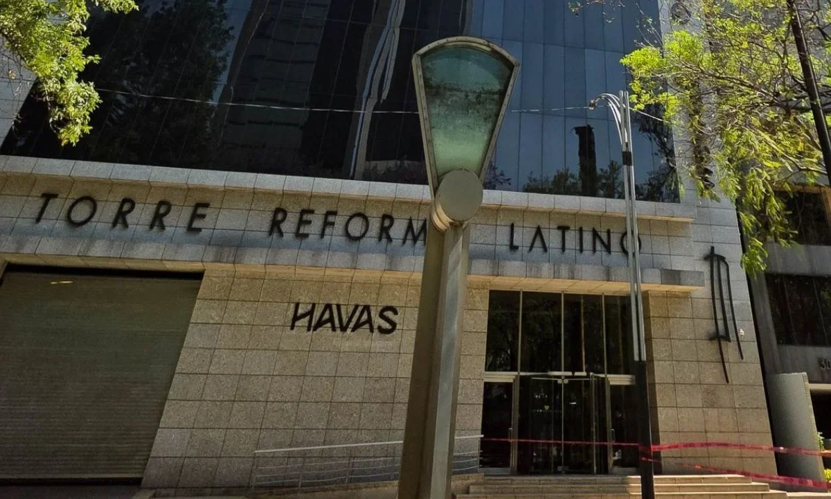 Una mujer murió al caer desde un balcón de la Torre Reforma Latino, autoridades indican que presuntamente se lanzó.