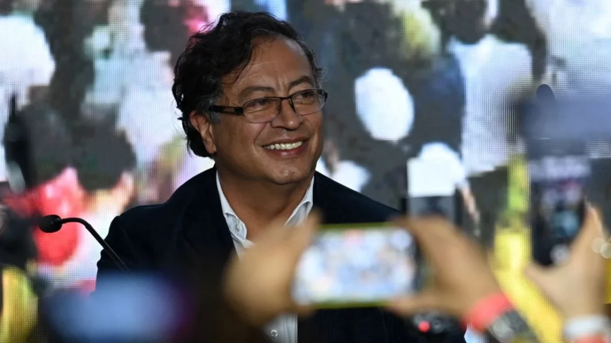El mismo Gustavo Petro defendió su participación asegurando que él no solicitó aparecer y que solo lo hizo por algunos segundos como 'extra'.