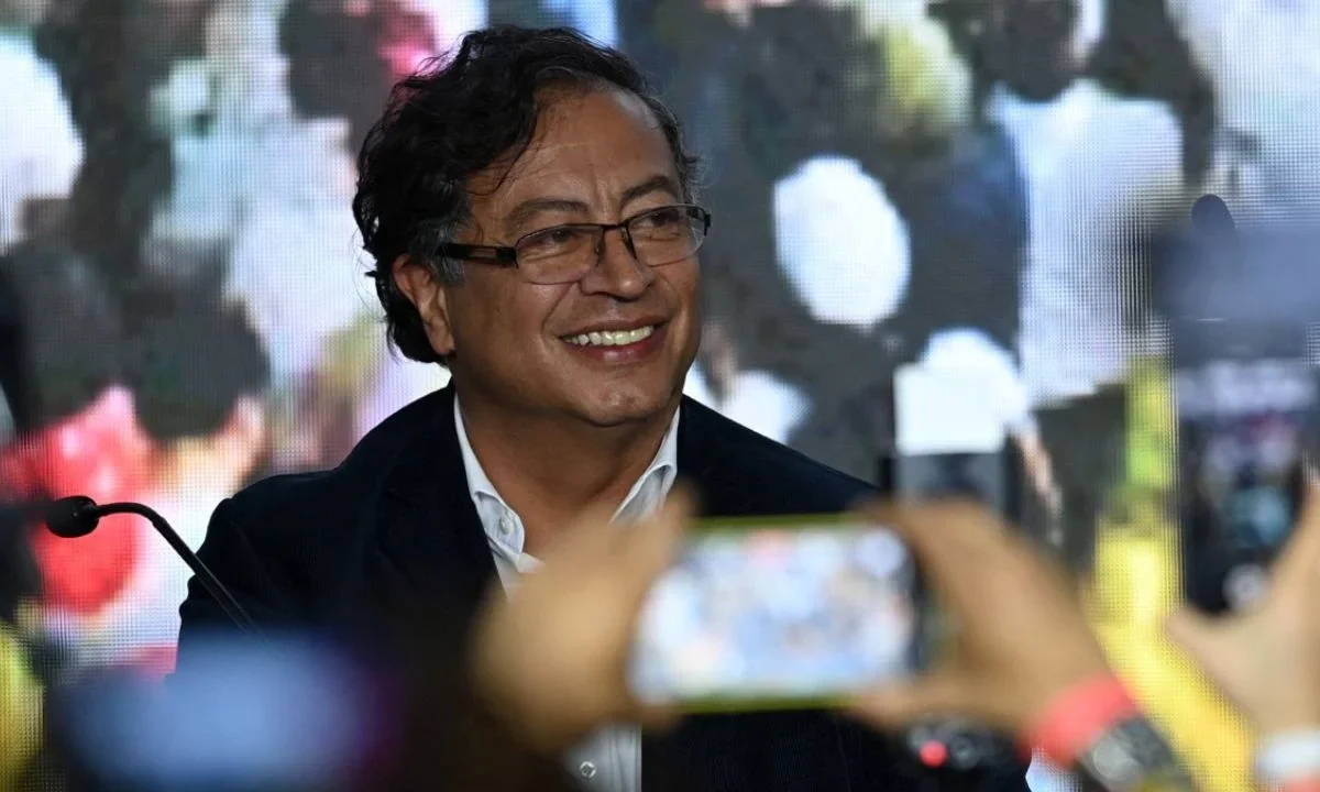 El mismo Gustavo Petro defendió su participación asegurando que él no solicitó aparecer y que solo lo hizo por algunos segundos como 'extra'.