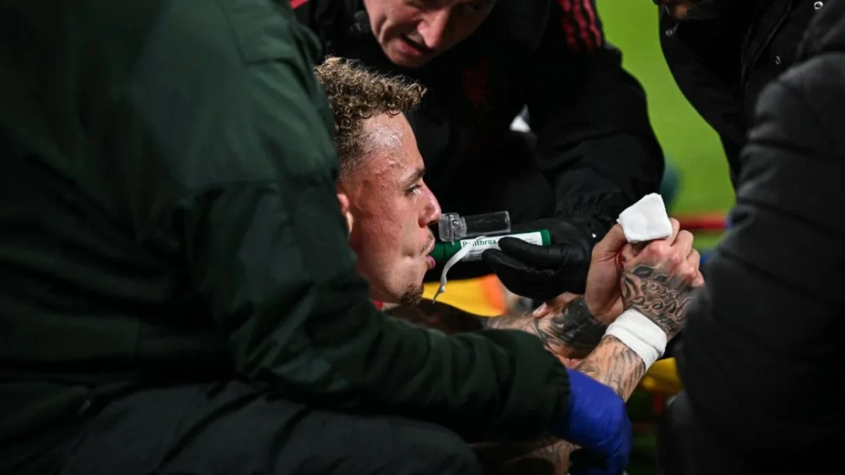 Noa Lang sufrió una cortada en el pulgar tras un choque en la valla publicitaria en el duelo Liverpool-Galatasaray, salió en camilla.