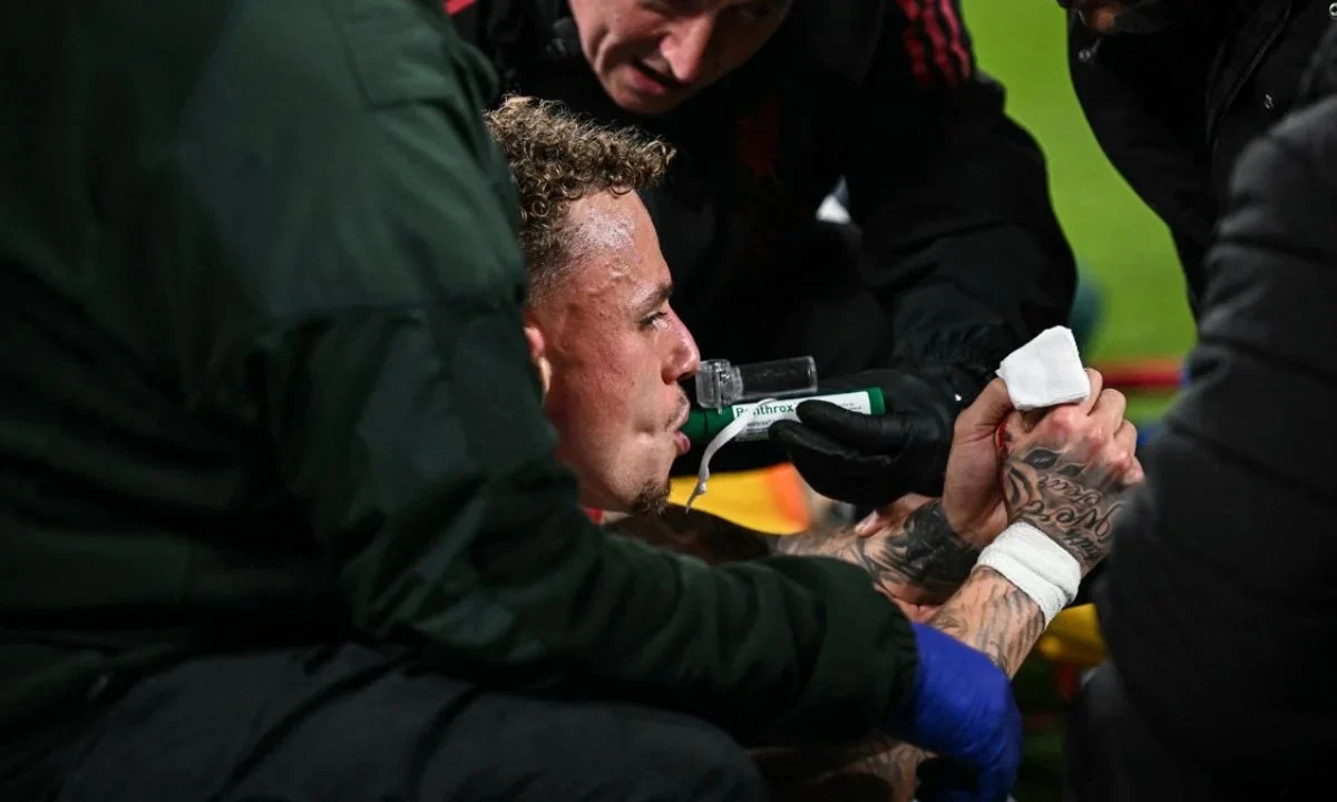 Noa Lang sufrió una cortada en el pulgar tras un choque en la valla publicitaria en el duelo Liverpool-Galatasaray, salió en camilla.