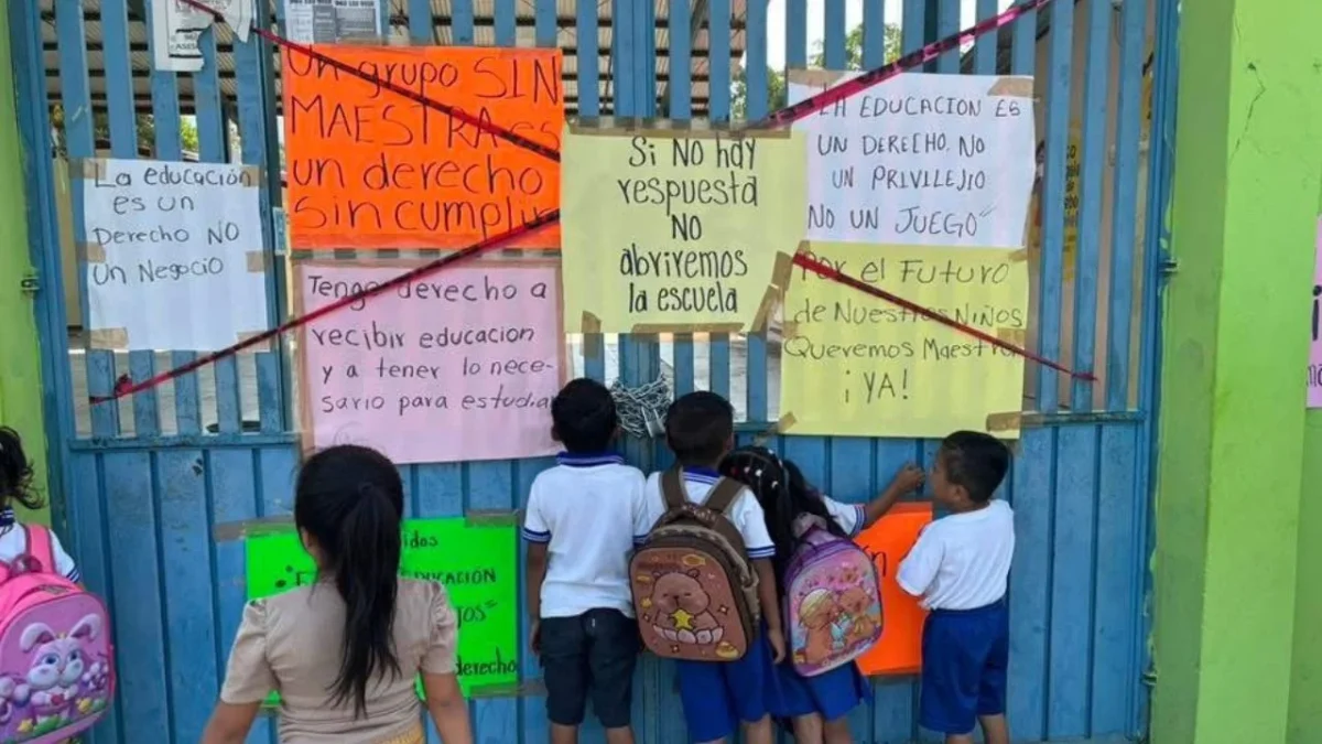 En Acacoyagua, Chiapas, un grupo de al menos 30 niños del kínder 'Alfonso Balboa Robles' se quedaron sin maestro, padres exigen solución.