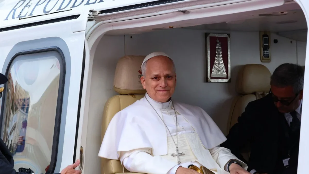 El papa León XIV observa desde su helicóptero su partida del helipuerto de Mónaco en Montecarlo, Mónaco, el 28 de marzo de 2026.