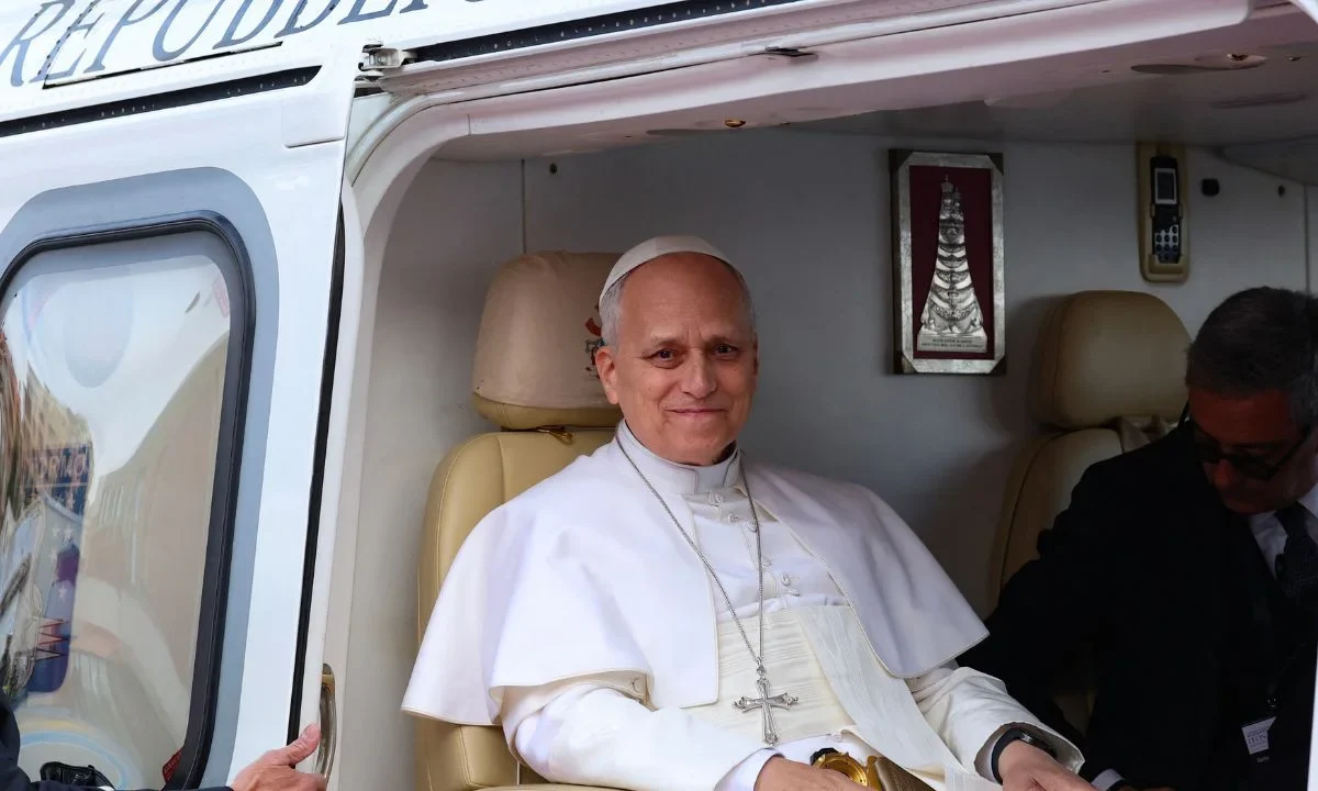 El papa León XIV observa desde su helicóptero su partida del helipuerto de Mónaco en Montecarlo, Mónaco, el 28 de marzo de 2026.